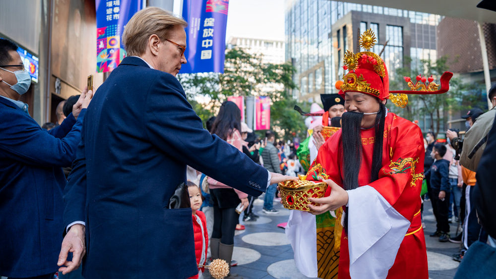 US expat visits Spring Festival Flower Fair